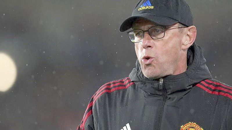 Trainer Ralf Rangnick und Manchester United kamen nicht über ein 1:1 in Burnley hinaus. Foto: Jon Super/AP/dpa