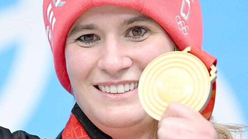 Natalie Geisenberger mit ihrer Goldmedaille. Foto: Robert Michael/dpa-Zentralbild/dpa