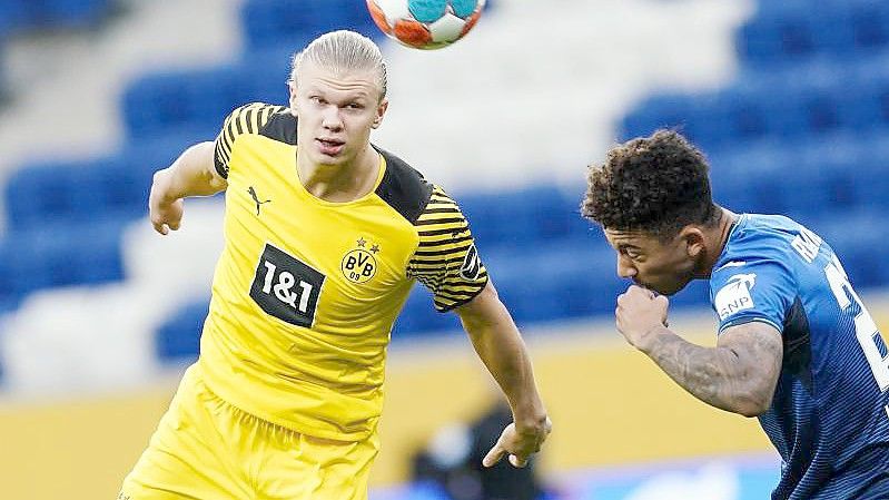 Erling Haaland (l) wird von internationalen Topclubs umworben. Foto: Uwe Anspach/dpa