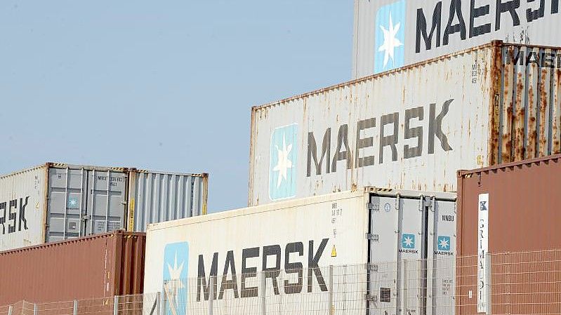 Die angespannten Lieferketten mit viel zu knappen Transportkapazitäten haben der dänischen Reederei Maersk 2021 einen großen Gewinn eingebracht. Foto: Gioia Forster/dpa