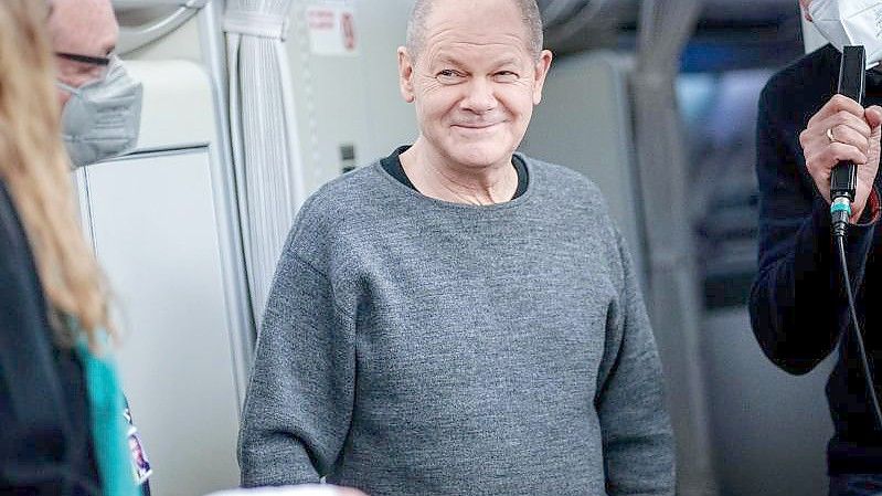 Bundeskanzler Olaf Scholz ganz locker im Pulli im Flieger nach Washington. Foto: Kay Nietfeld/dpa