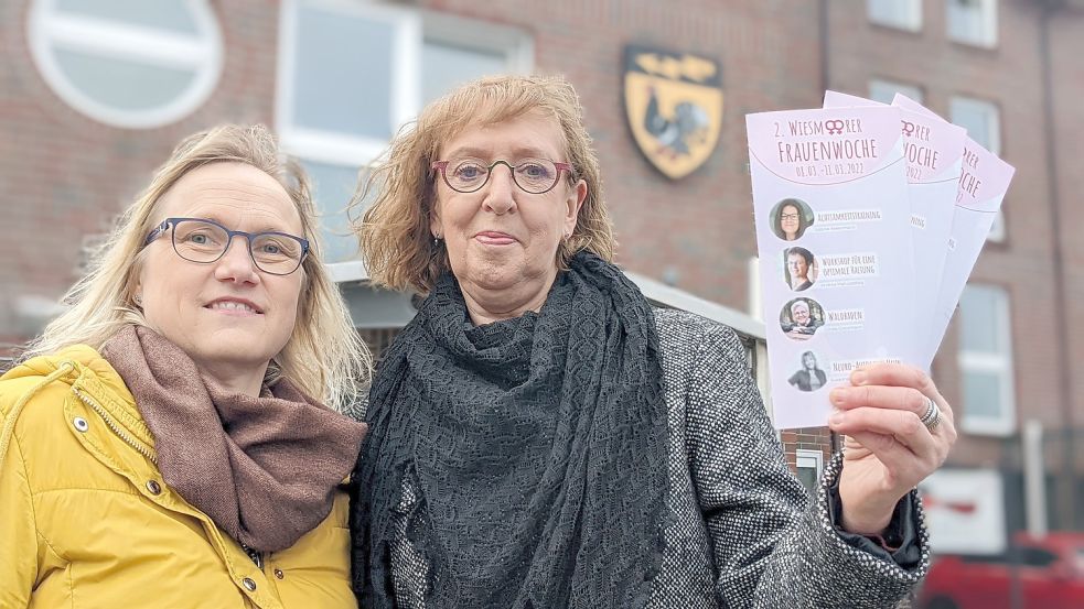 Karin Thies (links) und Martina Gerken organisieren gemeinsam die 2. Wiesmoorer Frauenwoche. Angefertigte Flyer sollen nun in der Stadt verteilt werden. Foto: Homes