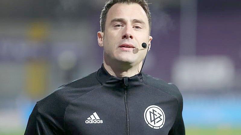 Setzt seine Karriere als Schiedsrichter fort: Felix Zwayer. Foto: Friso Gentsch/dpa