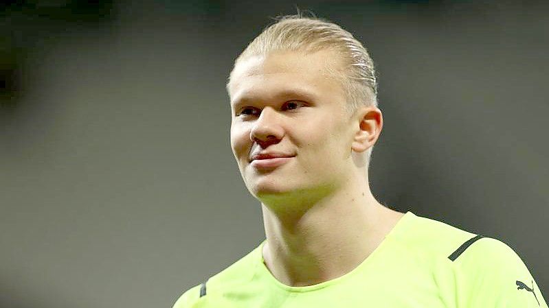 Soll bei Paris Saint-Germain Wunschkandidat als Ersatz für Mbappé bei dessen Abgang sein: Erling Haaland. Foto: Christian Charisius/dpa