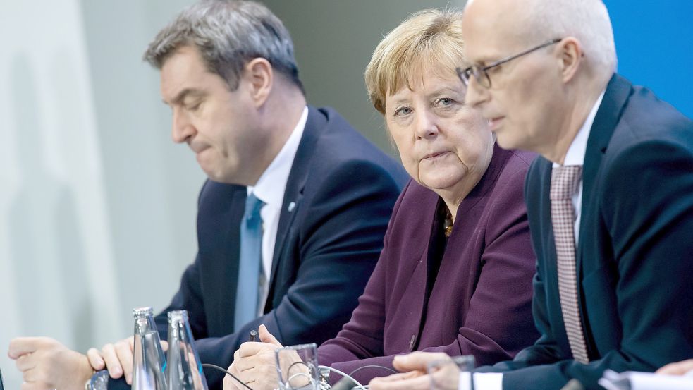 Hamburgs Bürgermeister Tschentscher (rechts) informierte lange gemeinsam mit der damaligen Bundeskanzlerin Angela Merkel und dem bayerischen Ministerpräsidenten Markus Söder über die Corona-Situation. Das Bild entstand im März 2021. Foto: Jutrczenka/dpa