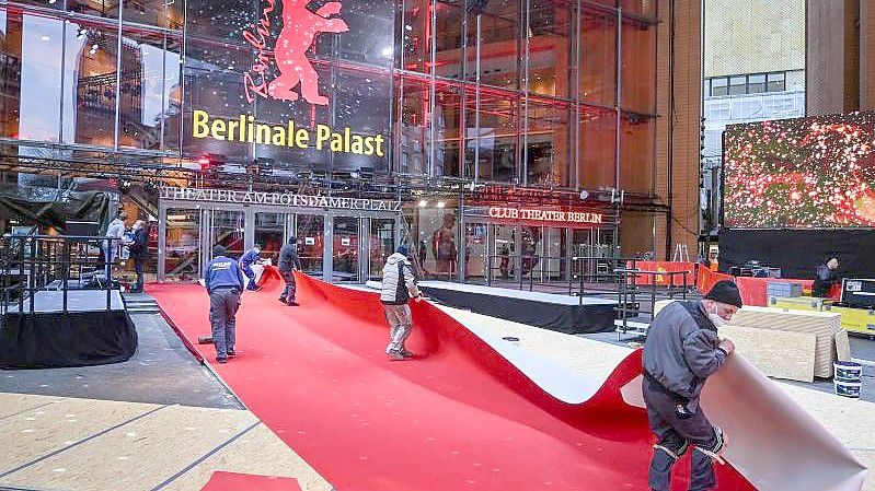 Der rote Teppich wird vor dem Berlinale-Palast auf dem Potsdamer Platz ausgerollt. Foto: Jens Kalaene/dpa-Zentralbild/dpa