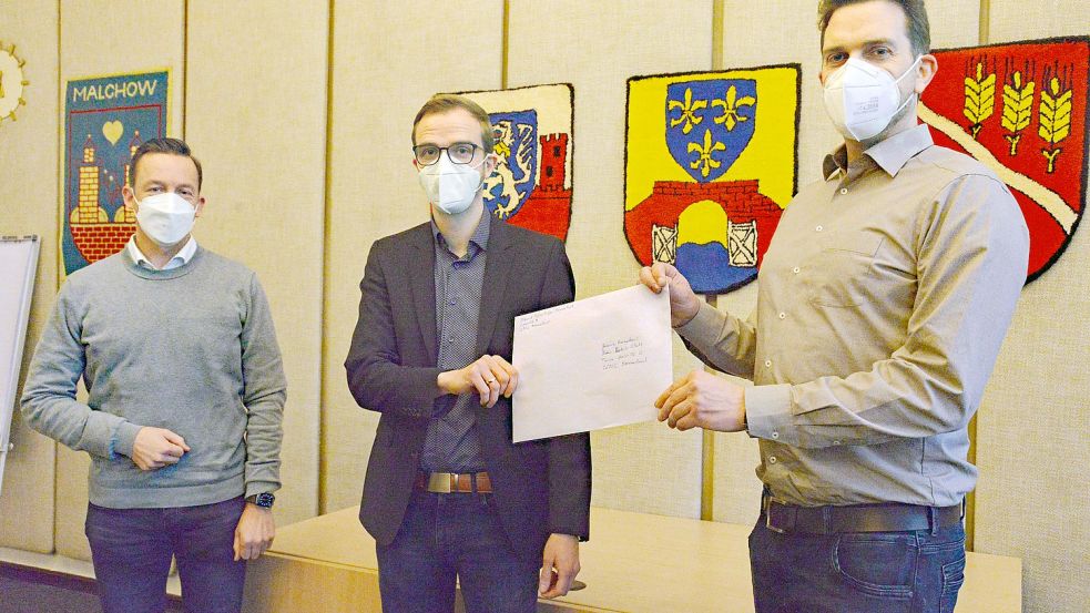 Für die Gemeinde Moormerland haben Sozialamtsleiter Timo Pistoor (von links) und Bürgermeister Hendrik Schulz die Resolution von Constantin Linden entgegengenommen. Sie versicherten, das Projekt Kindergarten zu unterstützen. Foto: Lüppen