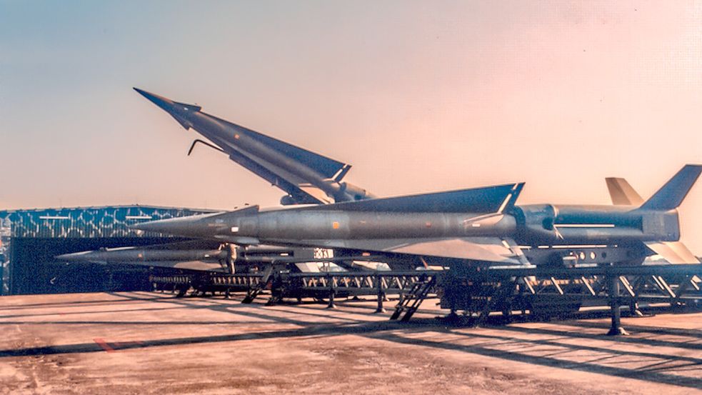 So sah es aus, wenn die Raketen auf ihren Abschussvorrichtungen in Wiesmoor montiert waren. Foto: Archiv Ewald Hennek