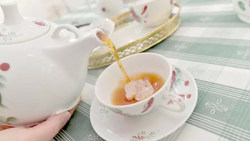 Traditionell war der Kluntje in der Teetasse so dick, dass er noch ein Stück aus dem Tee herausschaute. Damals war der Zucker ein wertvolles und seltenes Gut. Heute wollen viele Menschen weniger süß essen und trinken. Foto: Ortgies/Archiv