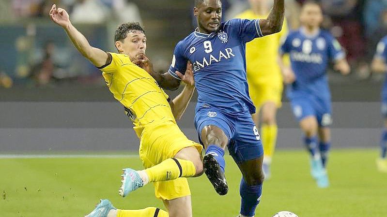Chelseas Andreas Chistensen (l) kämpft mit Odion Ighalo von Al Hilal um den Ball. Foto: Hassan Ammar/AP/dpa