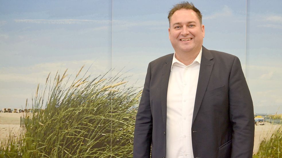 19 Personen haben sich für die Leitung der Marketing- und Eventabteilung beworben. Nun wird sie von Stefan Krieger (Bild) geleitet, einem „ausgewiesenen Tourismusfachmann“, wie Armin Korok betont. Unter anderem hatte Krieger, der auch Industriekaufmann ist und Kommunikationswissenschaften und Wirtschaftsgeografie studiert hat, bereits auf Borkum gearbeitet. Foto: Hillebrand