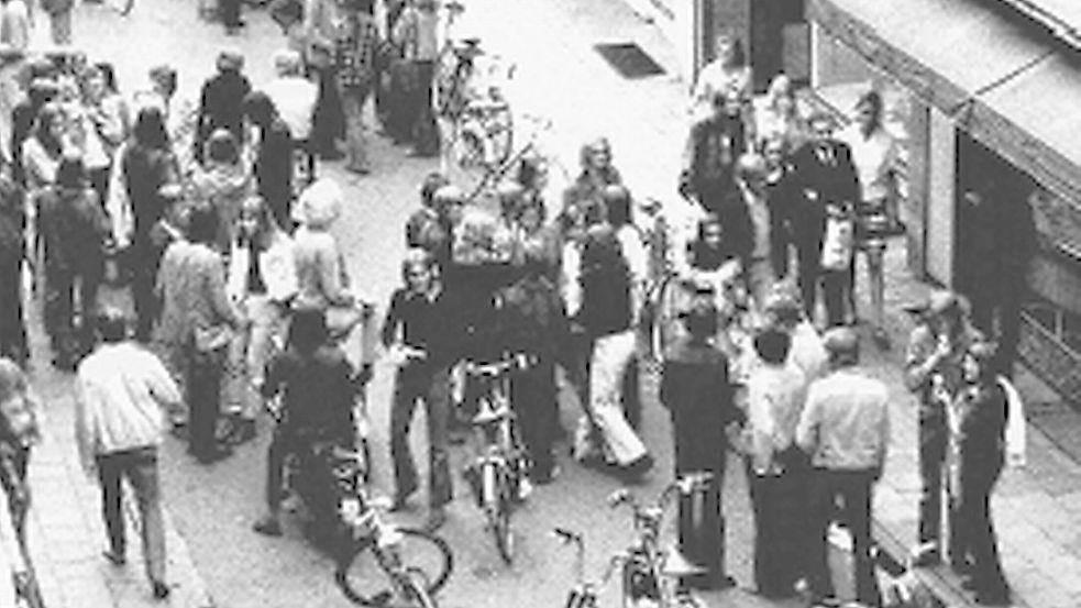 Das war mit der 1970er Jahre: Die Jugendlichen trafen sich mit Mofas und Fahrradädern vor der „Tchibo“-Filiale. Im Lauf der Jahre nahmen sie immer mehr Platz in Anspruch. Fotos: Archive Dietrich Janßen/Bert-Rüdiger Boekstegen