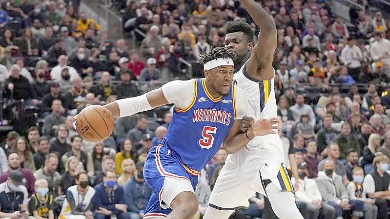 Warriors-Profi Kevon Looney (l) wird von Udoka Azubuike verteidigt. Foto: Rick Bowmer/AP/dpa
