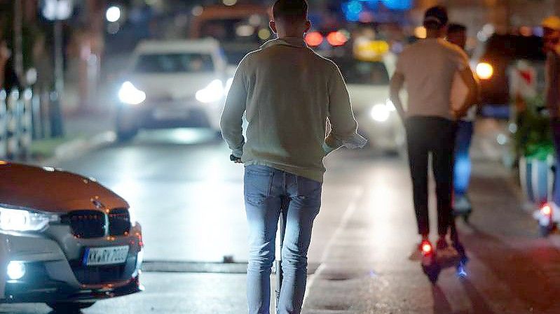 Auf dem E-Scooter durch die Nacht - ohne Helm. Foto: Henning Kaiser/dpa