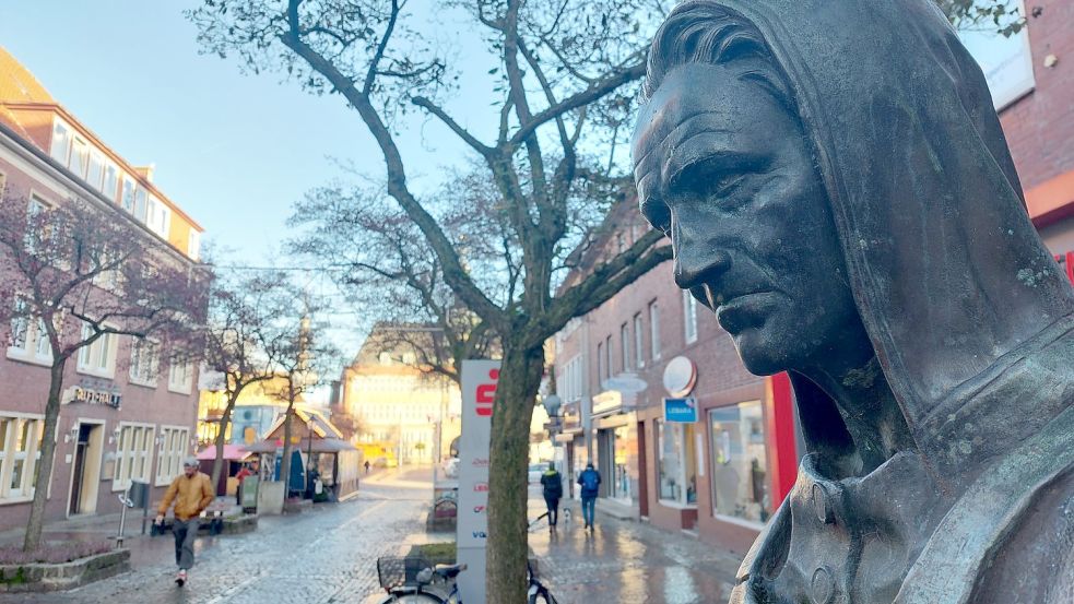 In der Großen Straße steht „Peterke“ in Übermenschengröße. Foto: Hanssen