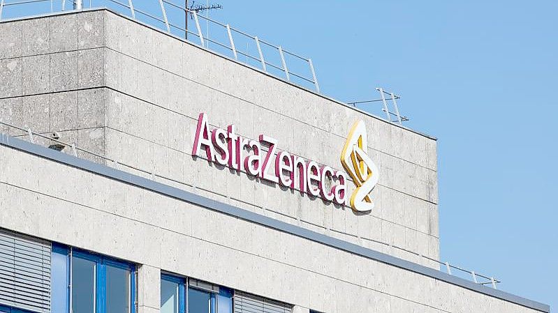 Das Logo am Gebäude des internationalen Pharmakonzerns Astrazeneca. Mit der Herstellung eines Corona-Impfstoffs und einer milliardenschweren Übernahme hat Astrazeneca ein turbulentes Jahr hinter sich. Foto: Georg Wendt/dpa