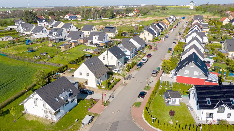 Wer ein Grundstück oder ein Haus besitzt, muss in diesem Jahr neue Daten beim Fiskus vorlegen. Foto: dpa