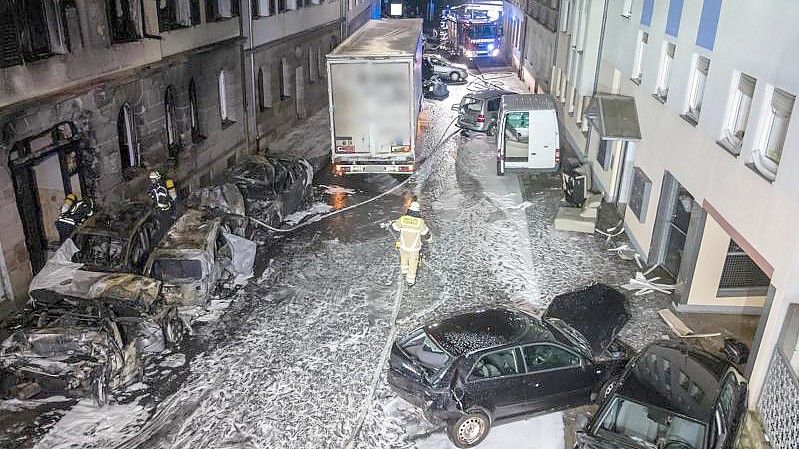 Feuerwehrleute sind nach der Chaosfahrt eines Lastwagenfahrers in Fürth im Einsatz. Foto: Berufsfeuerwehr Fürth/dpa