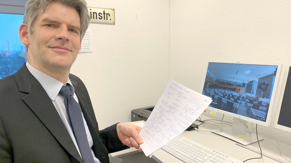 Parlamentsstenograf Robert Weemeyer zeigt einen seiner Steno-Zettel. In seinem Büro im Landtag in Hannover überträgt der 46-Jährige die Kurzschrift am Computer in eine Textdatei. Foto: Lars Laue