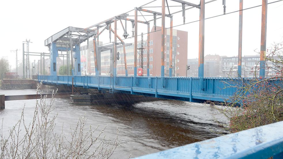 Die Eisenbahnklappbrücke über den Alten Binnenhafen in Emden wird aufwändig saniert. Ende Februar wird ein Gerüst aufgebaut. Foto: Doden/ARchiv