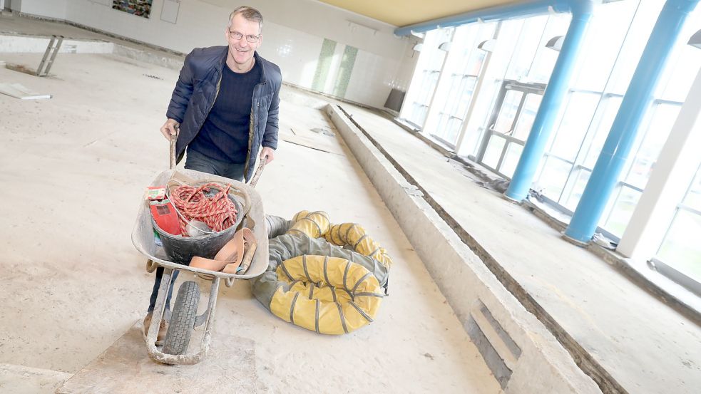 Jochen Risto nimmt fürs Foto die Schubkarre in die Hände. Mitglieder der Schwimmsparte haben bei der Sanierung des Udo-Solick-Bades aber tatsächlich aktiv mit angefasst. Foto: Hock