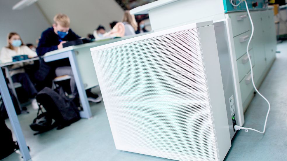 Die Schulen in Emden wurden in den vergangenen beiden Monaten mit insgesamt 83 solcher oder oder ähnlicher Luftfilteranlagen in den Klassenzimmern ausgestattet. Foto: Dittrich/dpa