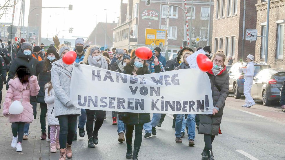 „Nur der Dialog bietet eine Chance, die teilweise aufgeheizte Stimmung in der Stadt, die sich auch in Demonstrationen niederschlägt, herunterzuregeln und Lösungen für die Kinder zu finden“, heißt es seitens der Emder CDU. Sie saß mit Julia Wirth, die die Emder Corona-Demos angemeldet hat, an einem Tisch. Die Studentin will nicht mehr demonstrieren, sondern Brücken bauen, wie sie sagt. Foto: Hock