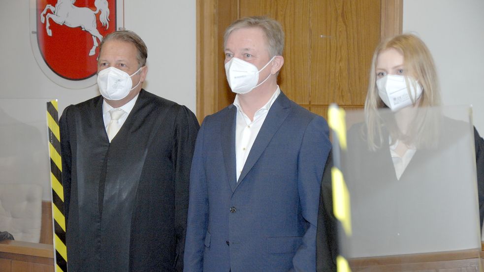 Der frühere EWE-Vorstands-Chef Matthias Brückmann (Mitte) vor dem Oldenburger Landgericht, flankiert von Rechtsanwalt und Rechtsanwältin. Die Staatsanwaltschaft wirft ihm „besonders schwere Untreue“ vor. Foto: Ellinger