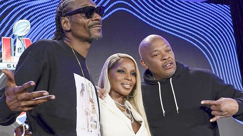Die Musiker Snoop Dogg (l-r), Mary J. Blige und Dr. Dre posieren bei einer Pressekonferenz zur Super-Bowl-Halbzeitshow. Foto: Morry Gash/AP/dpa