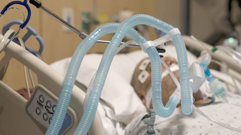 Beatmungsschläuche sind an einen Covid-19-Patienten angeschlossen. Wie ist es um die Intensivbetten-Kapazitäten in Ostfriesland bestellt? Foto: Hong/AP/dpa
