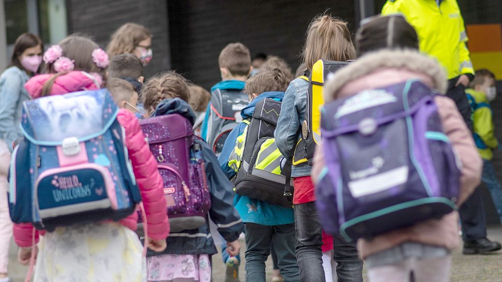 Trotz der angespannten Finanzlage soll das ausgerufene Motto „Kids first“ weiter Bestand haben. Vor allem an Grundschulen gebe es noch viel Bedarf. Foto: Bernd Thissen/DPA