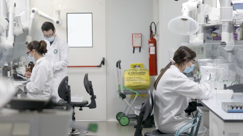 Frauen in der Forschung, wie hier in einem Pharmalabor in Spanien, sind in Deutschland mit einem Anteil von weniger als 30 Prozent immer noch unterrepräsentiert. Foto: Rincón/EuropaPress/dpa