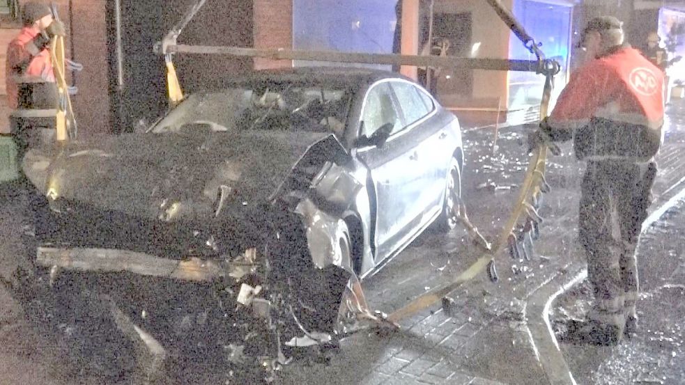 Der Audi des Unfallfahrers vom vergangenen Sonnabend: Mit 2,6 Promille Alkohol im Blut ist der Fahrer des nicht zugelassenen Wagens mit hoher Geschwindigkeit auf ein vorausfahrendes Auto gekracht. Foto: Kruse