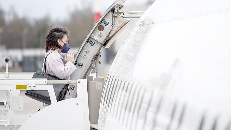 Außenministerin Annalena Baerbock (Bündnis 90/Die Grünen) besteigt das Regierungsflugzeug zu Beginn ihrer Antrittsbesuche im Nahen Osten. Foto: Fabian Sommer/dpa