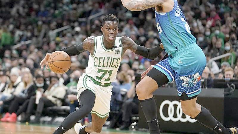 Dennis Schröder (l) wird künftig für die Houston Rockets auflaufen. Foto: Steven Senne/AP/dpa