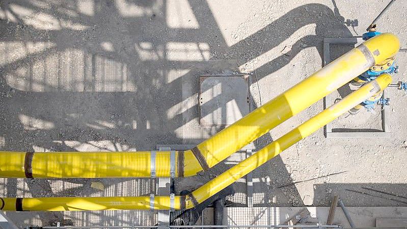 Eine gelbe Leitung für Erdgas führt über das Gelände eines Gaskraftwerkes. Eine Studie hat ergeben, dass 83 Prozent des Energieverbrauches weltweit immer noch durch fossile Quellen gedeckt wird. Foto: Sebastian Gollnow/dpa
