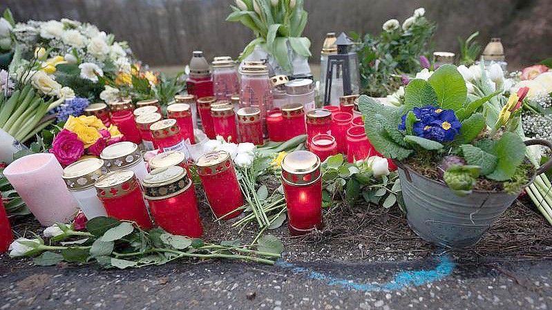 Kerzen und Blumen am Tatort, wo eine junge Polizistin und ihr Kollege bei einer Verkehrskontrolle erschossen wurden. Foto: Sebastian Gollnow/dpa