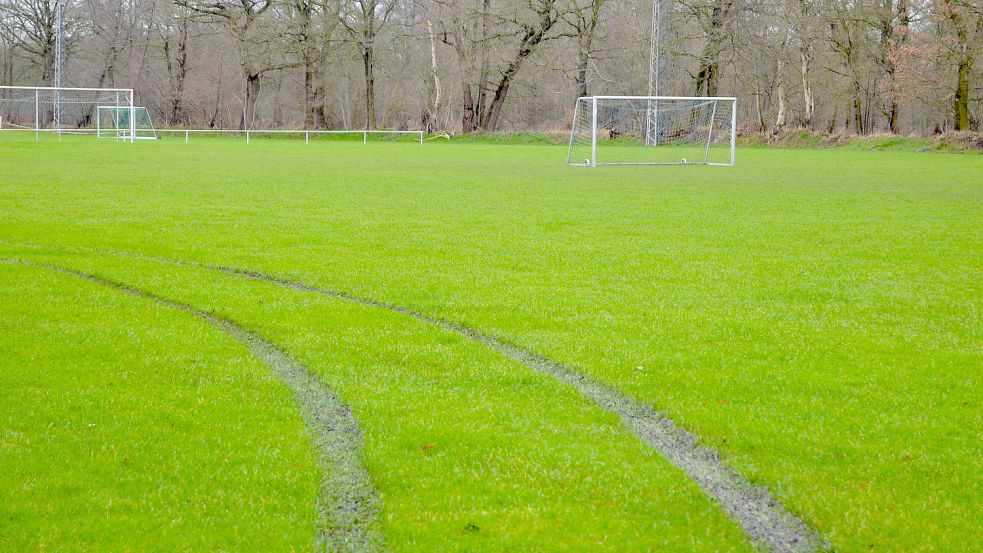 Ein Autofahrer war in der Nacht zu Montag in Ihren auf Abwegen unterwegs. Er fuhr mit seinem Fahrzeug über den B-Platz des SV Fresena Ihren und hinterließ tiefe Spuren auf dem Fußballfeld. Foto: Weers