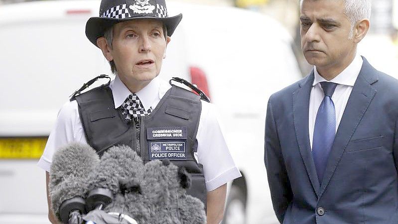 Londons Polizeichefin Cressida Dick (l) steht neben Londons Bürgermeister Sadiq Khan. Dick hat ihren Rücktritt angekündigt. (Archivbild). Foto: Alastair Grant/AP/dpa