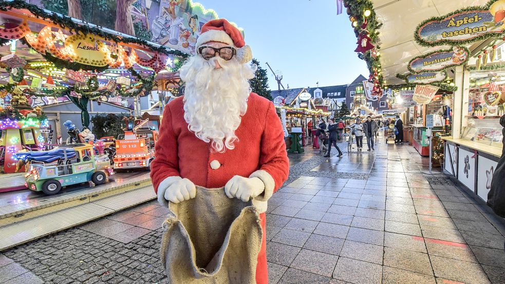 Da freut sich nicht nur der Nikolaus: Trotz rückläufiger Besucherzahlen geht der Auricher Weihnachtszauber weiter. Foto: Ortgies