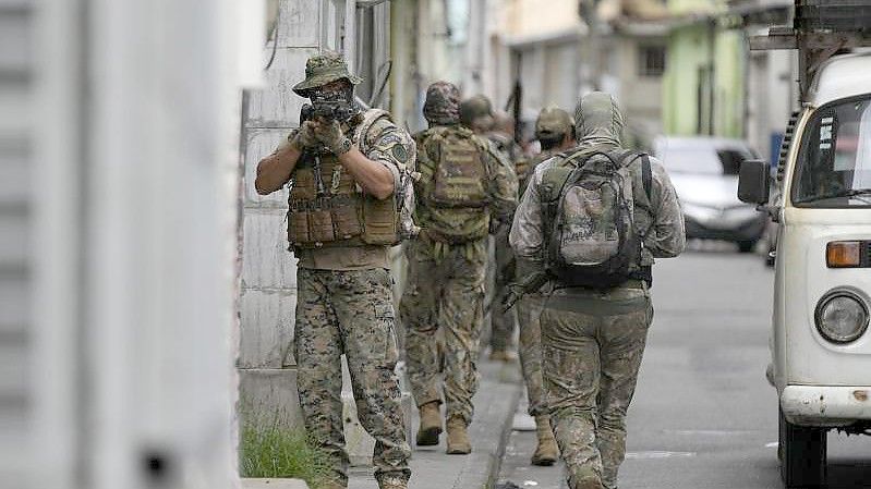 Ein Militärpolizist der Spezialeinheiten richtet seine Waffe während eines Einsatzes gegen mutmaßliche Drogenhändler in der Favela Vila Cruzeiro in Rio de Janeiro. Foto: Silvia Izquierdo/AP/dpa