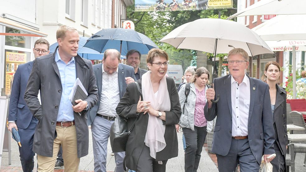 Europaministerin Birgit Honé (Mitte) hat Aurich im Juni 2021 besucht. Die SPD-Politikerin ist zuständig für die Gewährung der Fördermittel Perspektive Innenstadt. Foto: OZ-Archiv