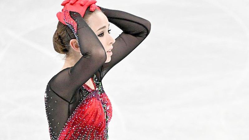 Kamila Walijewa hatte mit dem russischen Team Olympia-Gold gewonnen. Foto: Peter Kneffel/dpa