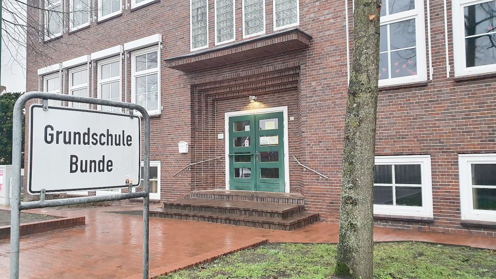 Schon am Eingang der Grundschule in Bunde ist es zu erkennen: Barrierefrei ist das Gebäude an dieser Stelle nicht. Foto: Gettkowski