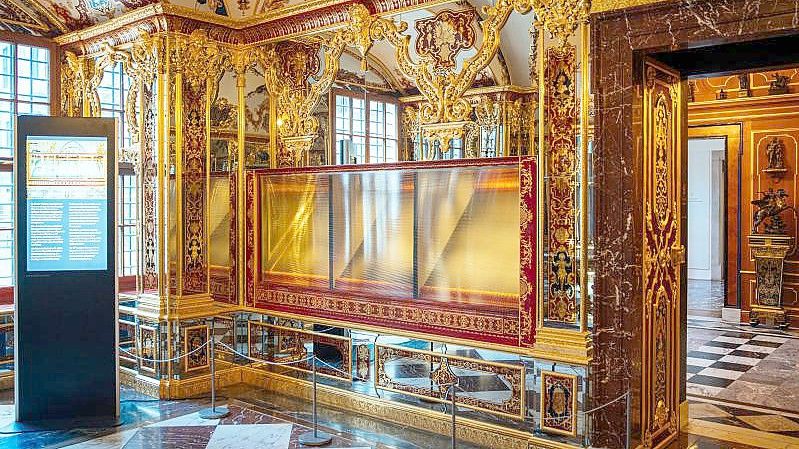 Die ausgeraubte Vitrine im Juwelenzimmer des Grünen Gewölbes im Residenzschloss in Dresden. Foto: Oliver Killig/dpa-Zentralbild/dpa