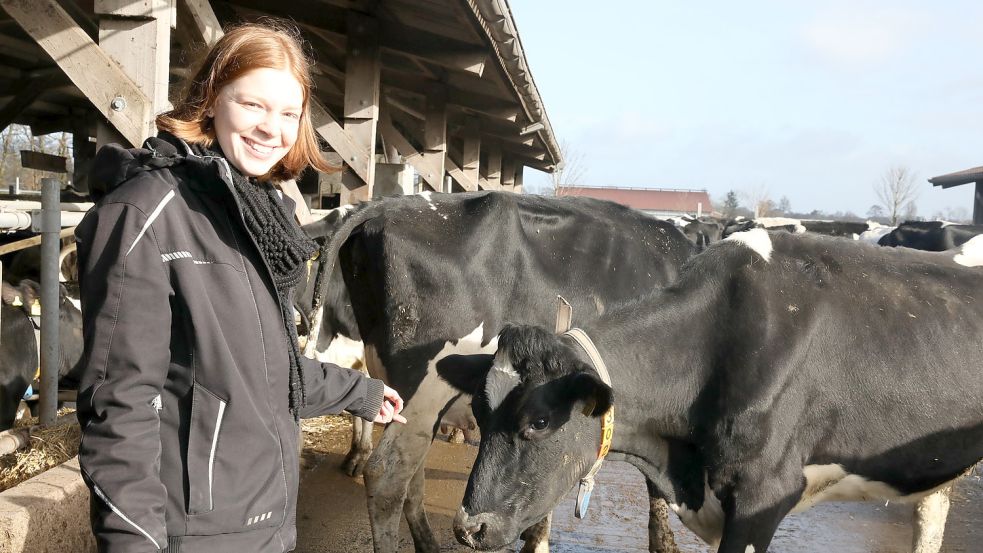 Jana Wendelken arbeitet aktuell auf dem Meedehof in Engerhafe – und studiert ökologischen Landbau. Foto: Hock
