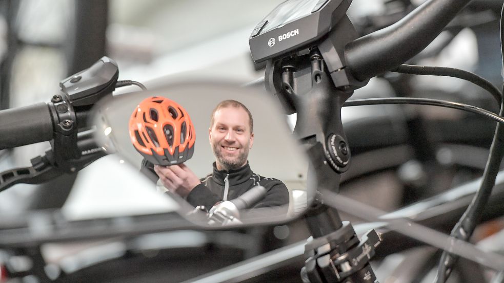 Die Nachfrage nach E-Bikes ist ungebrochen hoch, sagt Händler Gerhard Eckhoff. Er empfiehlt Helme, auch wenn es keine Pflicht dazu gibt. Foto: Ortgies