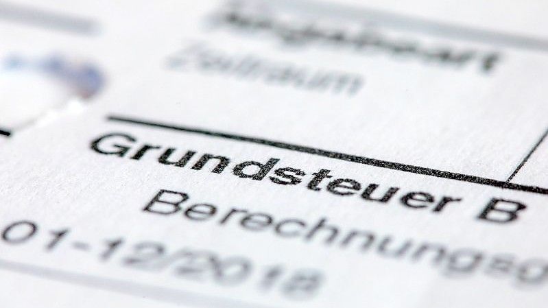 Ein Abgabenbescheid für die Entrichtung der Grundsteuer. Foto: Jens Büttner/dpa