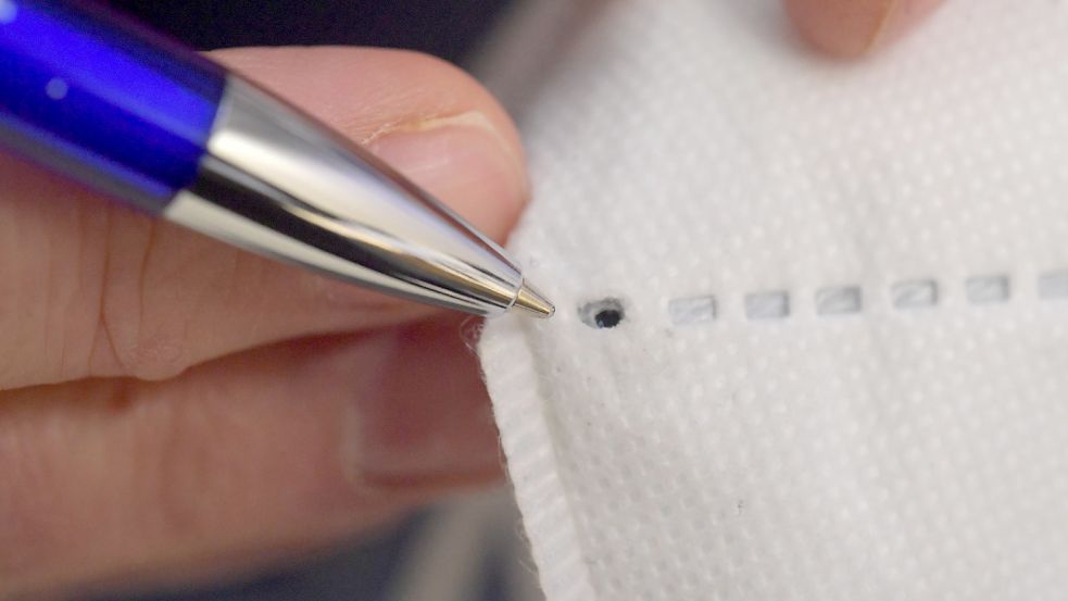 Mit einer winzigen Kamera, eingebaut in ein FFP2-Maske, wird bei Theorieprüfungen für den Führerschein betrogen. Foto: Ortgies