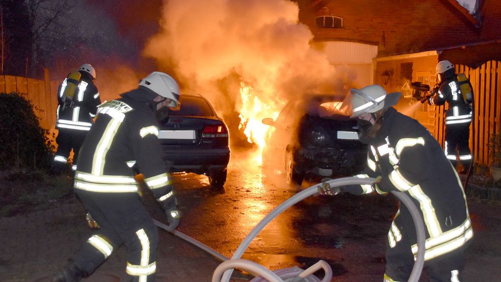 Als die Feuerwehren am Einsatzort eintrafen, standen die beiden Fahrzeuge in Flammen. Foto: Ammermann